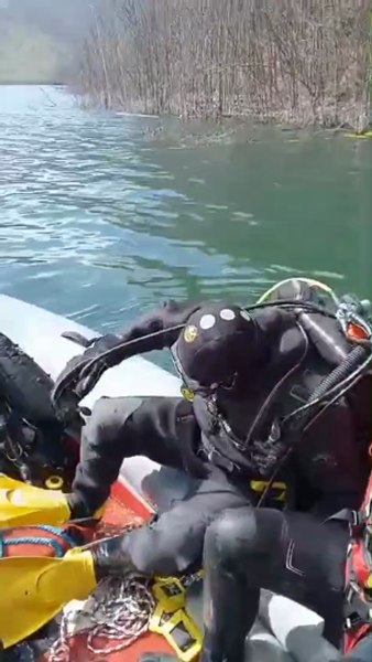 Trupul pompierul de 24 de ani, dispărut în Lacul Siriu, a fost găsit după aproape 24 de ore. S-a răsturnat cu hidrobicicleta
