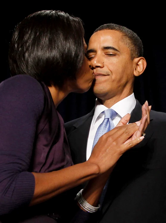 SUA: Barack Obama, stânjenit de sărutul spontan al soţiei (Foto: Reuters)