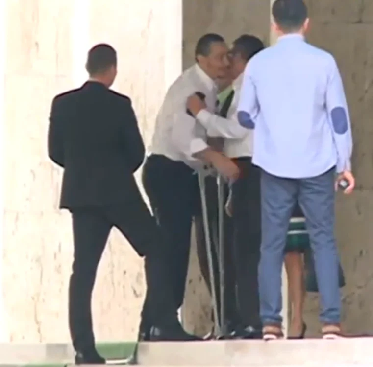 Victor Ponta și-a reluat azi atribuțiile de premier și a venit la Guvern în cârje (captură: B1tv)