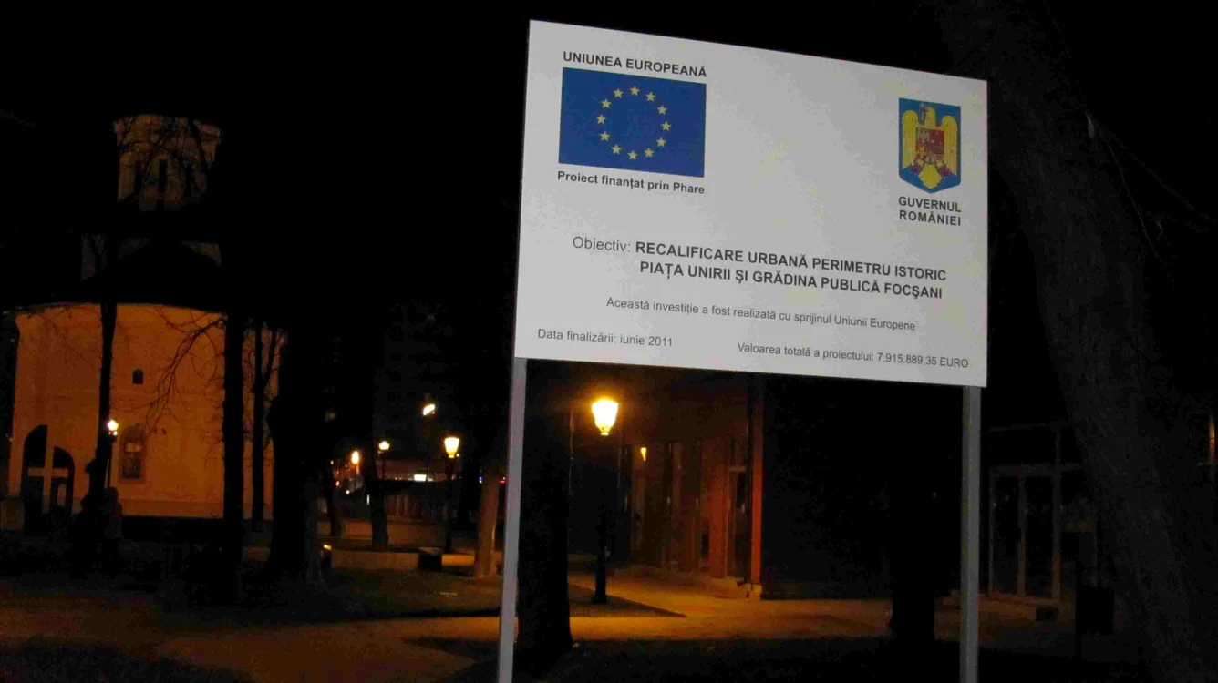 Panoul este amplasată într-un loc ceva mai discret în Grădina Publică