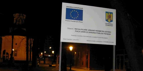 Panoul este amplasată într-un loc ceva mai discret în Grădina Publică