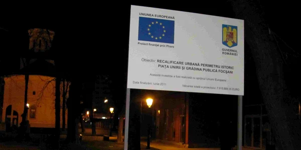 Panoul este amplasată într-un loc ceva mai discret în Grădina Publică