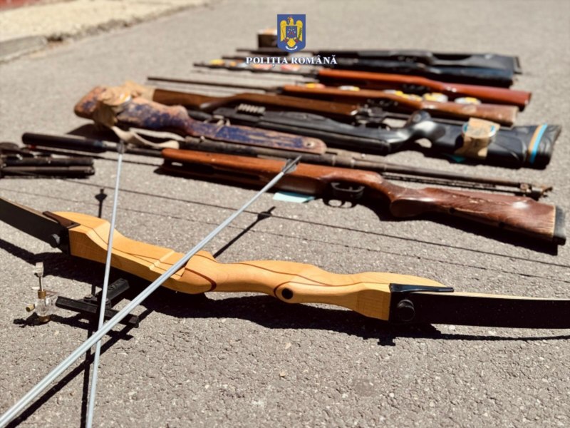 Polițiștii din Dâmbovița au confiscat arme cu potenţial letal, o arbaletă şi 11 cutii cu proiectile metalice în urma a 16 percheziții