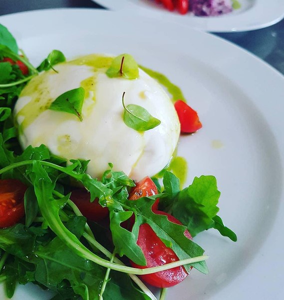 Gastronomie de sezon: cum prepară un cunoscut bucătar burrata proaspătă cu rucola și roșii