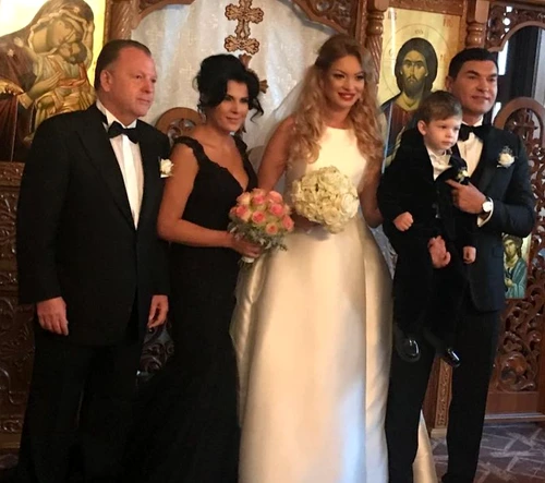 Atât mireasa, cât şi naşa au atras toate privirileFoto: arhivă personală