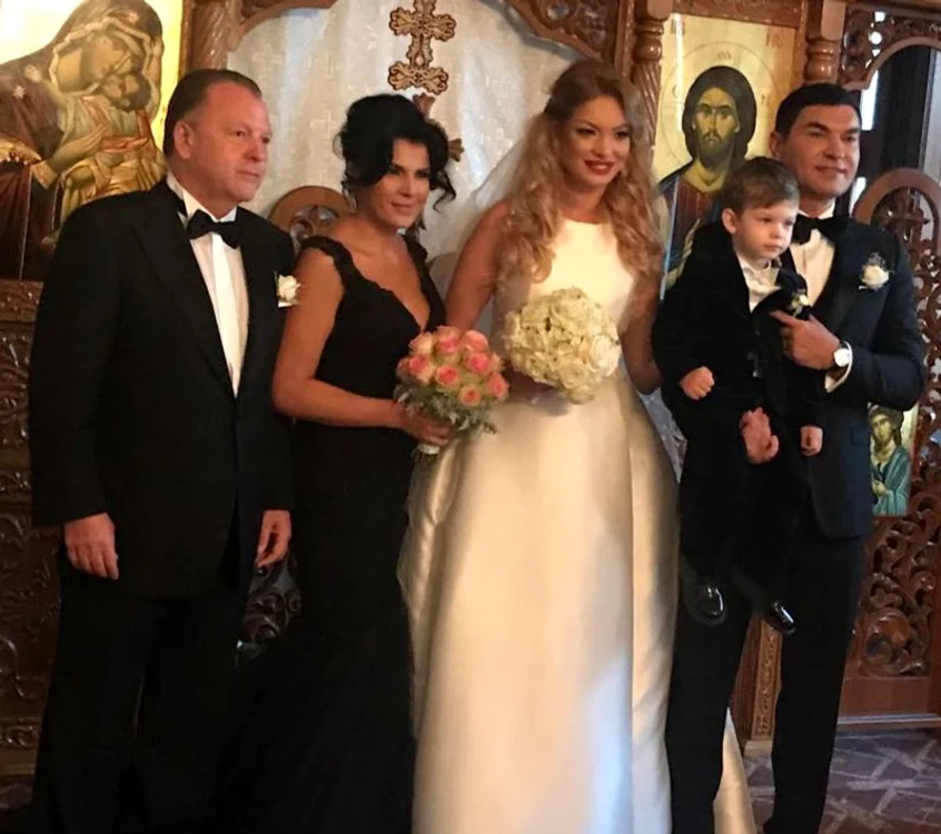 
    Atât mireasa, cât şi naşa au atras toate privirileFoto: arhivă personală  