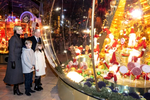 Albert și Charlene de Monaco, alături de copiii lor, la inaugurarea luminilor de Crăciun