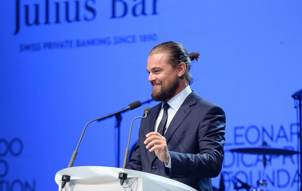 Leonardo DiCaprio (40 de ani) este și el expus la riscul de a face chelie din cauza coafurii adoptate
