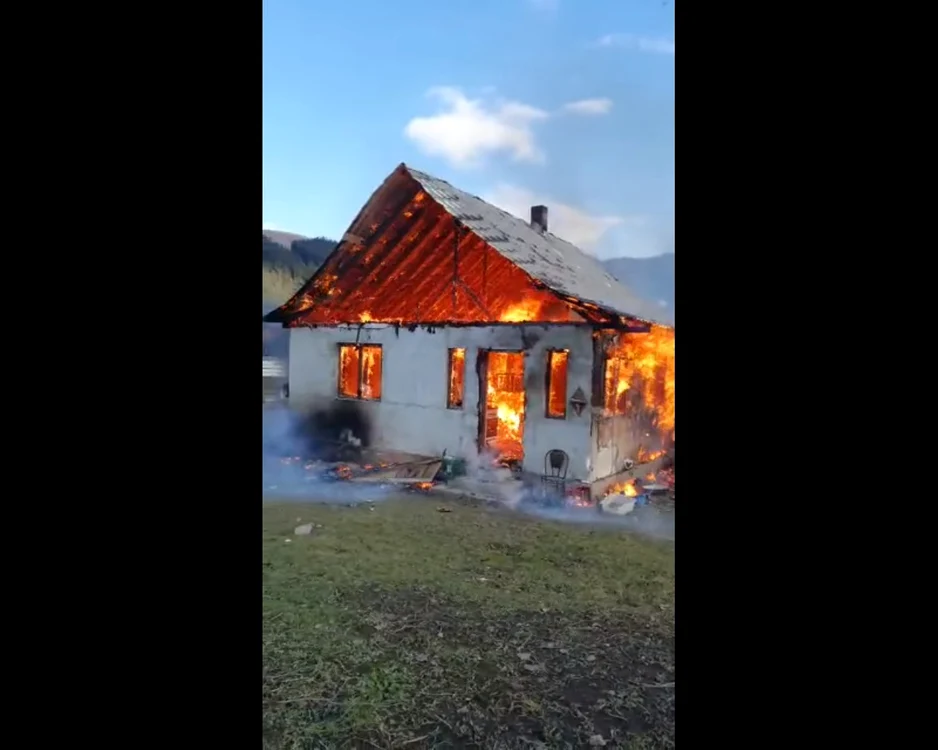 Locuința din Tașca a ars în totalitate FOTO ISU Neamț