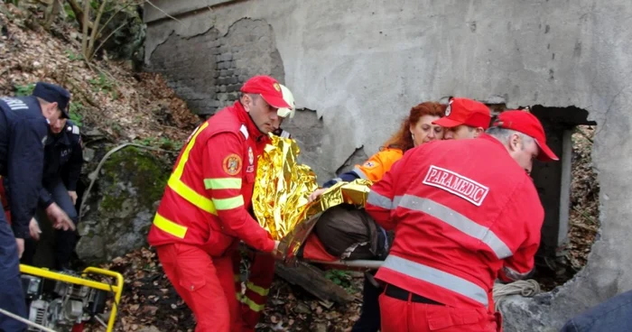 femeia scoasa din putul minier FOTO ISU Drobeta