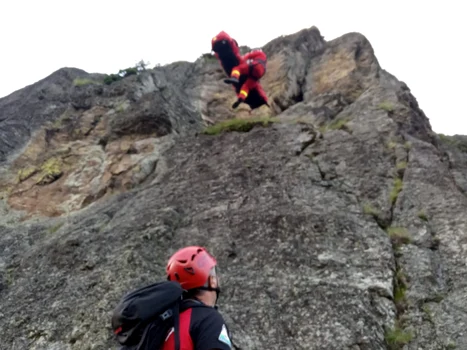 Operaţiunea de salvare a unui turist căzut de pe o stâncă din Masivul Cozia Foto Cristi Dură