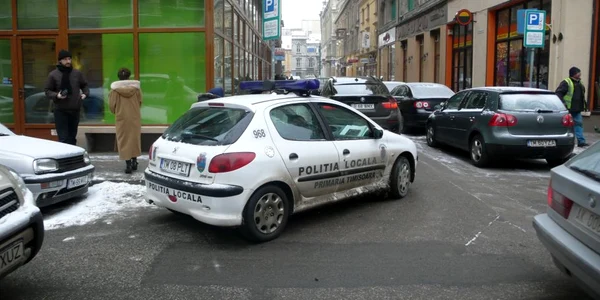 Maşina Poliţiei Locale, "luată la ochi de un beţiv"