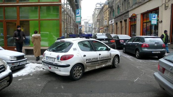 Maşina Poliţiei Locale, "luată la ochi de un beţiv"