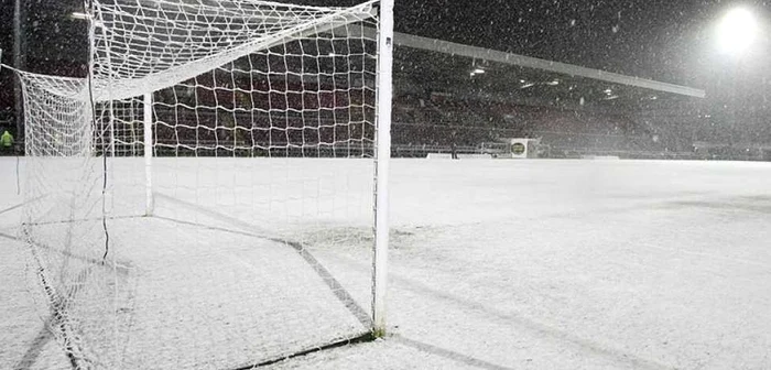 Stadioanele din Anglia au fost acoperite de zăpadă