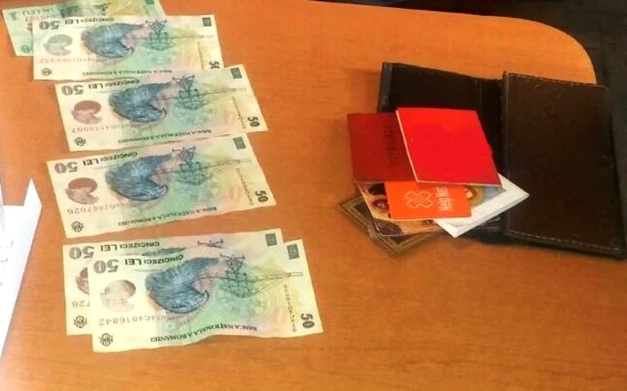 Portofel pierdut, restituit proprietarului de către jandarmii dâmboviţeni