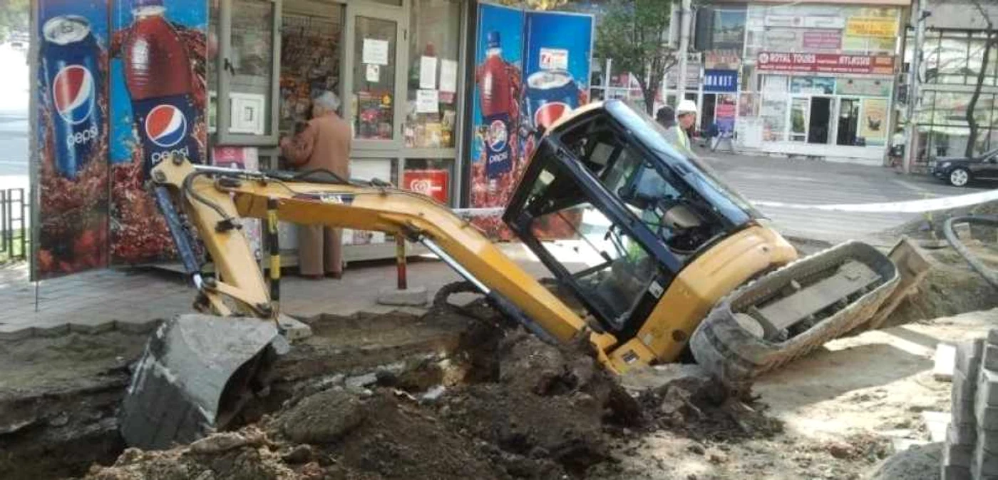 Excavatorul a fost la un pas de a distruge un chioşc din apropiere. FOTO Ziarul de Iaşi