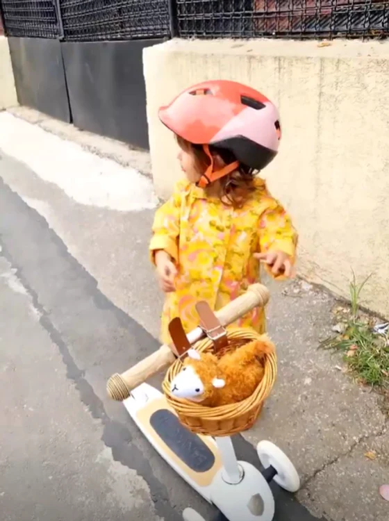 Lia nu a plecat singură la plimbare, ci acompaniată de jucăria de pluș preferată