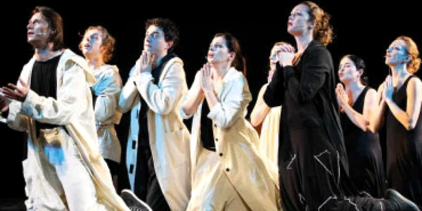 Spectatorii români  stau la coadă  la cultură