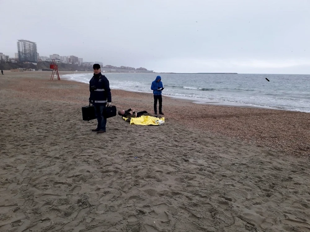 
    Un bărbat în vârstă de 65 de ani a fost găsit mort joi dimineaţa, pe o plajă din municipiul Constanţa, iar cel mai probabil s-a înecat în mareFoto News.ro  
