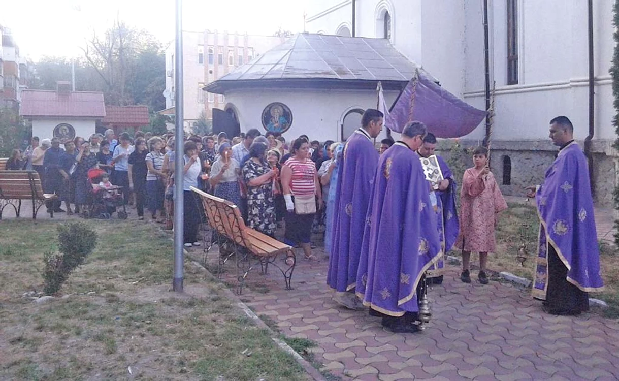 
    Credincioşii înconjoară  biserica după Prohodul  Maicii Domnului   
