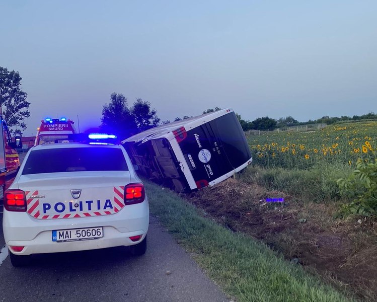 Autocar cu 59 de turiști, răsturnat pe E85, în Vrancea. Șoferul a adormit la volan