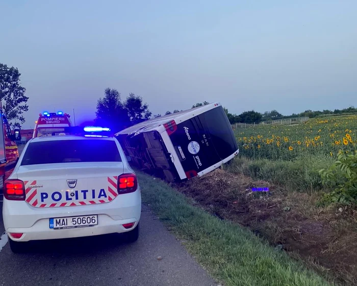 Autocarul s-a răsturnat în șanț FOTO: IPJ Vrancea