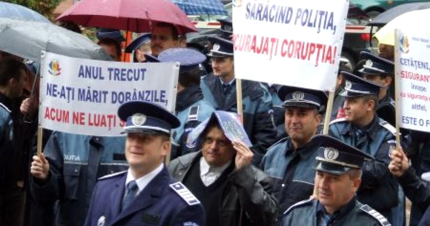 Aproximativ 30 de poliţişti nemţeni au anunţat că vor ieşi luni în stradă
