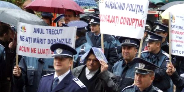 Aproximativ 30 de poliţişti nemţeni au anunţat că vor ieşi luni în stradă