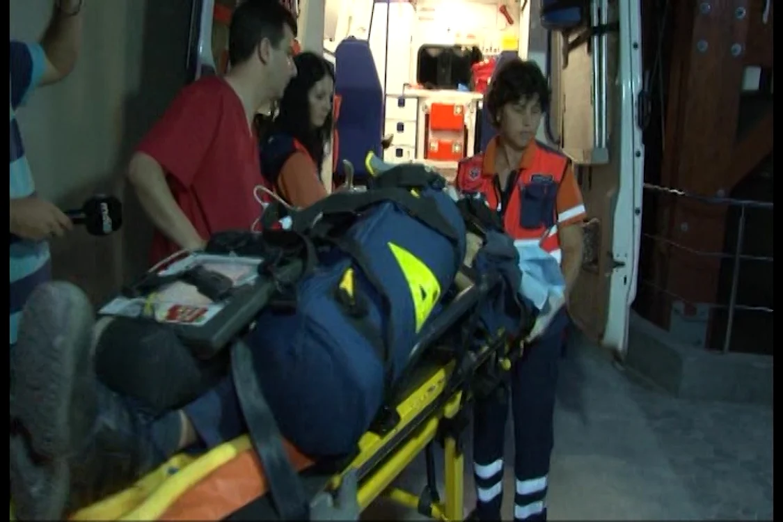 Pentru că bărbatul a suferit leziuni grav, medicii de la Spitalul Judeţean din Târgovişte au decis să-l transfere la un spital din Capitală