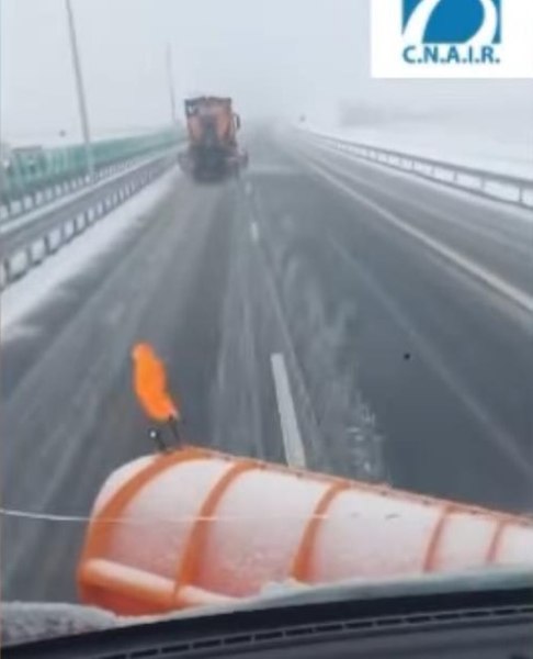 Drumarii bucureşteni şi-au scos utilajele de iarnă pe autostrada A1, A0 şi A3. Este cod galben de ninsoare viscolită