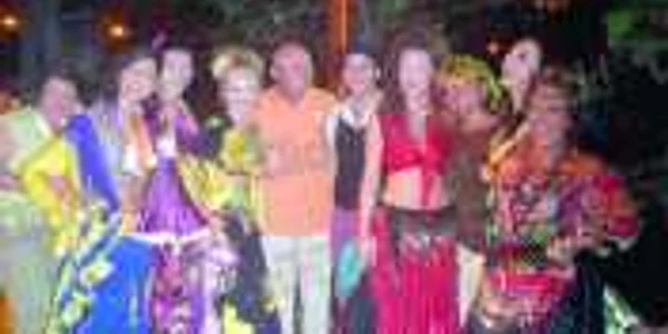 Preşedintele Traian Băsescu şi soţia sa Maria, între ţigăncile de la Cireşica