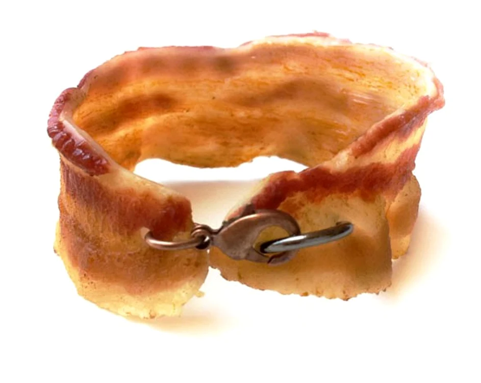 
    Brăţară făcută din baconFoto Onchmovement  