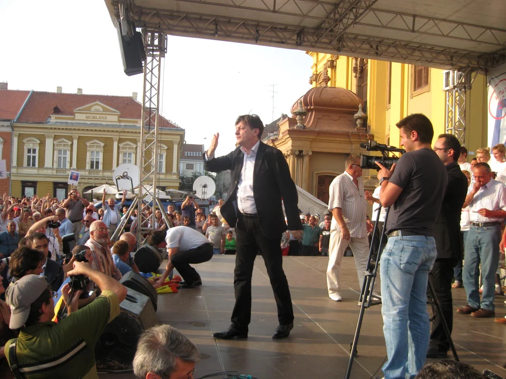 Crin Antonescu, pe scena din Piaţa Unirii din Timişoara