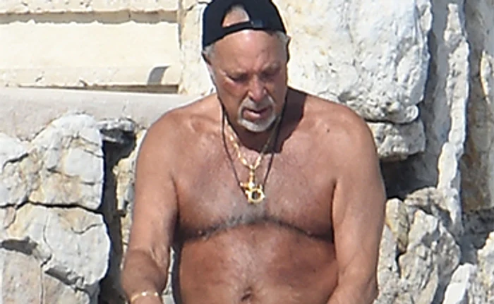 Tom Jones şi-a pus preţul de 6 milioane de dolari pentru părul de pe piept