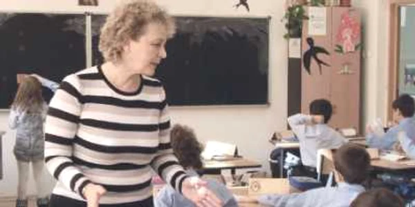 O cameră video în colţul drept al clasei îi supraveghează pe elevii de la Şcoala Nr. 110, Bucureşti