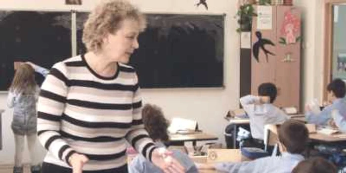 O cameră video în colţul drept al clasei îi supraveghează pe elevii de la Şcoala Nr. 110, Bucureşti