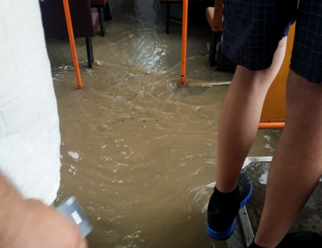 Ploaia torenţială a inundat autobuzele la Constanţa Foto Eugen Tănăsescu