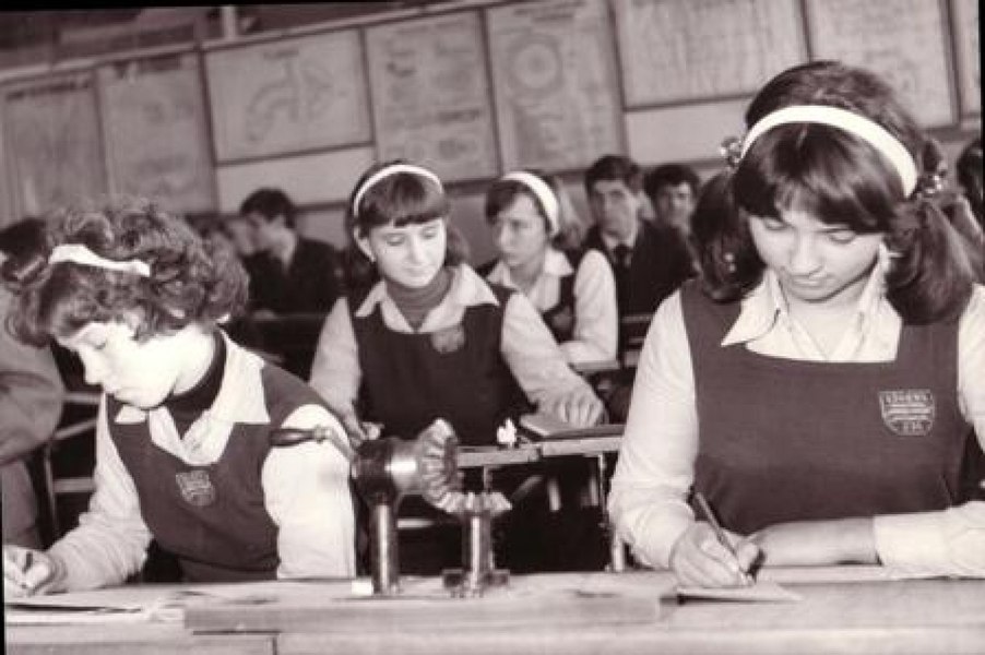 Vremurile când elevii români cântau imnul și se rugau la începutul orelor de curs. În ce țări copiii își încep ziua de studiu în acest mod
