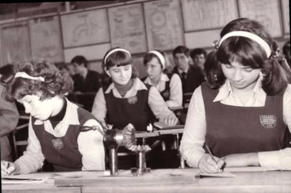 Vremurile când elevii români cântau imnul și se rugau la începutul orelor de curs. În ce țări copiii își încep ziua de studiu în acest mod