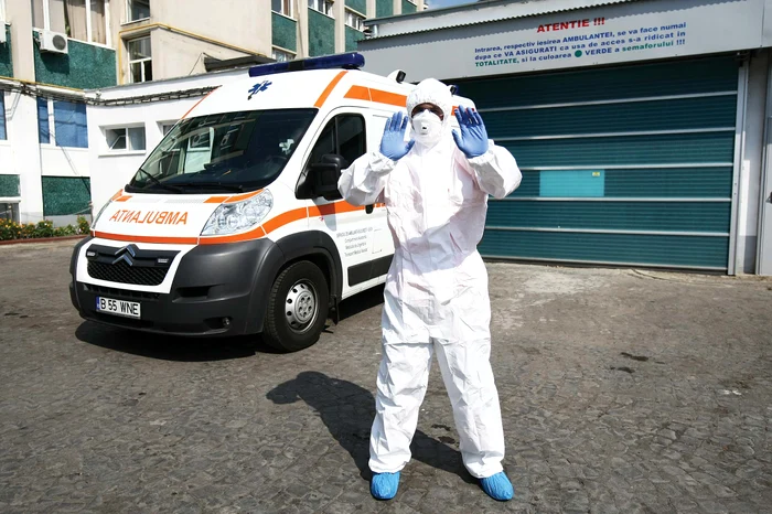 
    Pacientul a fost adus la “Matei Balș”,  îmbrăcat într-un  costum special  