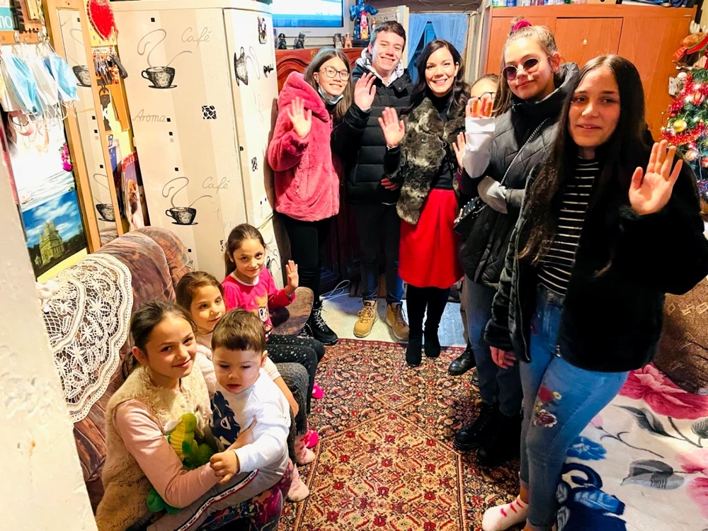 Mihaela Marele de la Opera Braşov a mers la coiindat să strângă bani pentru copiii nevoiaşi FOTO Radu Valentin Paul