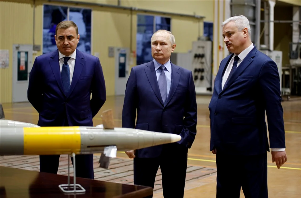 Vladimir Putin (în mijloc) în vizită la o fabrică de armament din regiunea Tula FOTO EPA-EFE