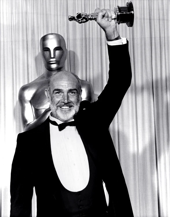 Sean Connery se bucură de singurul său Oscar obţinut în 1988 pentru producţia The Intouchables