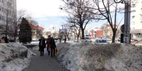 Zăpadă murdară adunată şi uitată în Slatina de-a lungul trotuarelor se regăşeste la tot pasul 