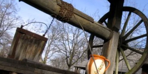 Bătrâna a avut zile şi fost scoasă la timp din fântână
