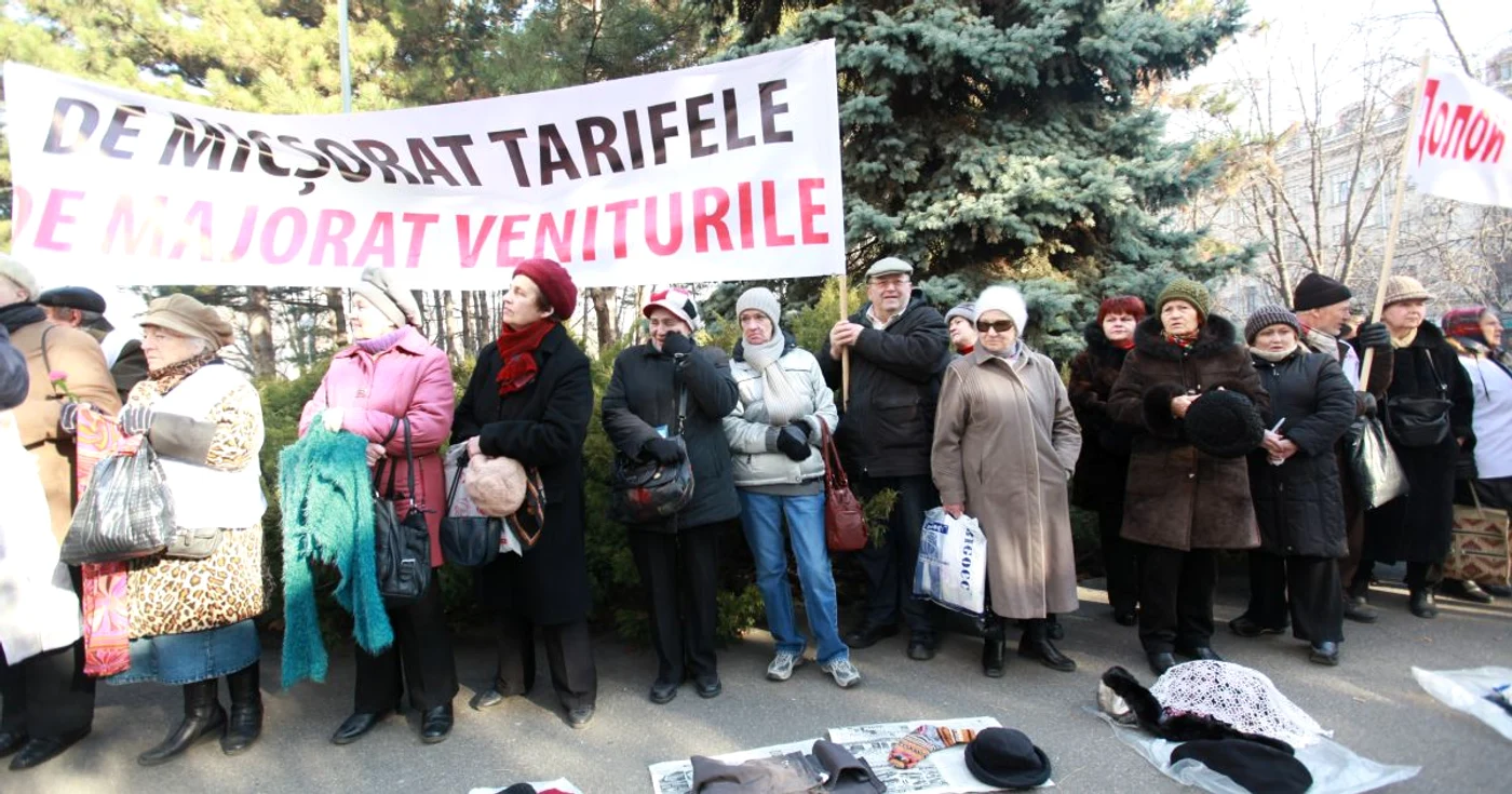Pensionarii au improvizat un târg cu lucruri vechi