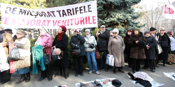 Pensionarii au improvizat un târg cu lucruri vechi