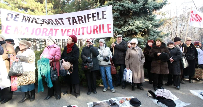 Pensionarii au improvizat un târg cu lucruri vechi