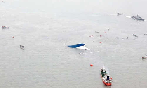 Căpitanul laş a reuşit să se salveze (Fotografii: Reuters) jpeg