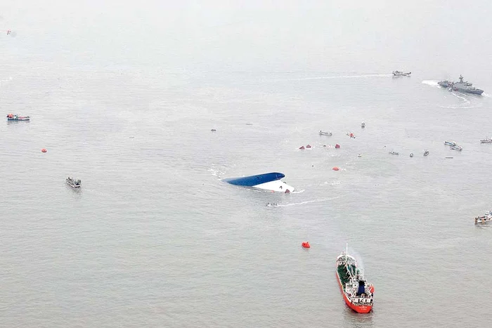 Căpitanul laş a reuşit să se salveze (Fotografii: Reuters)